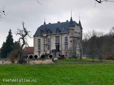 Kasteel Sjaloen is zeer oud en de oprijlaan komt al voor op kaarten uit 1550 van de beroemde kaartenmaker Jacob van Deventer.