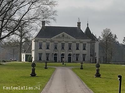 Het neoclassicistische Kasteel Singraven nabij Denekamp ligt in een lus van de Dinkel en is omgeven door een park.