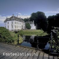 Huis 't Velde is een sprookjesachtig wit landhuis vlak buiten de bebouwde kom van Warnsveld. dat stamt uit tenminste 1326. Als onderdeel van de Politieacademie wordt het nu gebruikt als conferentie- en studiecentrum.
Rijksdienst voor het Cultureel Erfgoed Documentnummer 515.375 kasteel Het Velde. (Rijksdienst voor het Cultureel Erfgoed CC BY-SA 3.0)