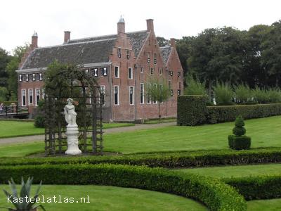 De Menkemaborg in Uithuizen met tuinen en boerderij.