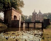 Zoelen. Kasteel Soelen: gezicht op de brug over de slotgracht en het poortgebouw met op de achtergrond het kasteel. #poorten #gevels #grachten #kastelen #bruggen #barok #architectuur kasteel Soelen. (Veltmeijer, H.A. / RVD / nationaalarchief CC0)