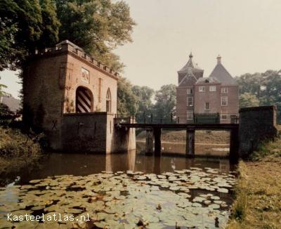 Zoelen. Kasteel Soelen: gezicht op de brug over de slotgracht en het poortgebouw met op de achtergrond het kasteel. #poorten #gevels #grachten #kastelen #bruggen #barok #architectuur