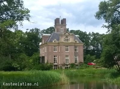 Zicht op het mooie huis Oldenaller over de voorliggende vijver.