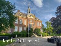 Voorzijde van 14e-eeuws jachtkasteel Hoekelum met terras. kasteel Hoekelum.