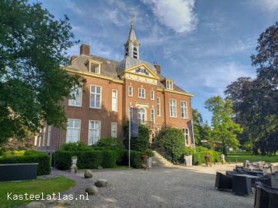 Voorzijde van 14e-eeuws jachtkasteel Hoekelum met terras.