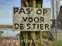 Een stier bewaakt kasteel Neijenbeek! kasteel Ruïne kasteel Nijenbeek.