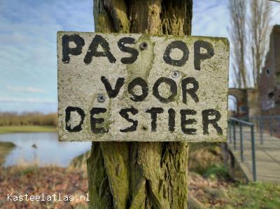 Een stier bewaakt kasteel Neijenbeek!