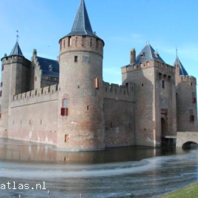 <a title='Bekijk details Muiderslot' href='https://kasteelatlas.nl/kasteel/muiderslot'>Muiderslot</a>