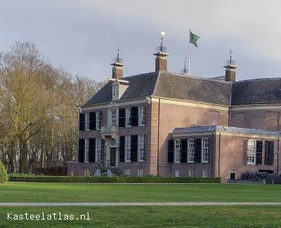 Kasteel Groeneveld gezien van het omliggende park.