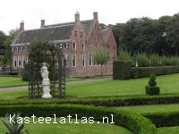 De Menkemaborg in Uithuizen met tuinen en boerderij. kasteel Menkemaborg. (the Starling 2011 CC BY 2.0)